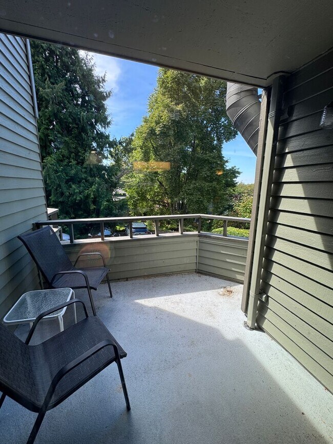 Building Photo - 2bd/2ba Kirkland Condo