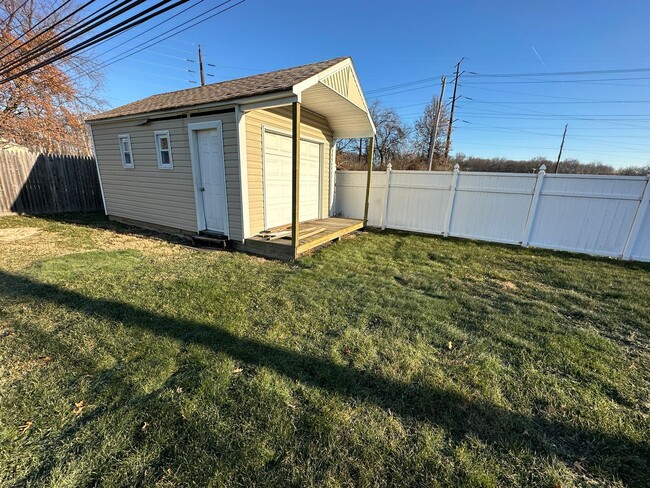 Building Photo - 4 bed 1.5 bath updated rancher new stainle...