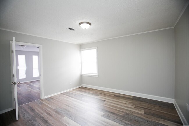 Building Photo - 1305 W 21st St