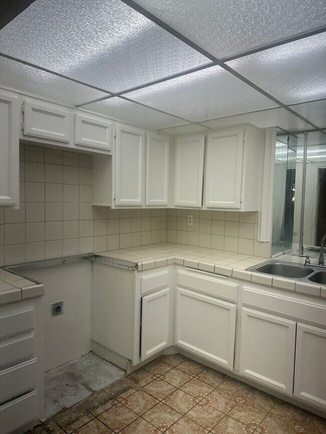 Building Photo - Charming 3-Bed/2.5-Bath Townhome with 2-Car Garage in Garden Grove
