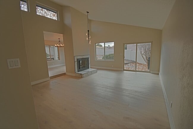 Building Photo - Newly UPDATED 3BD/2BA Available NOW!