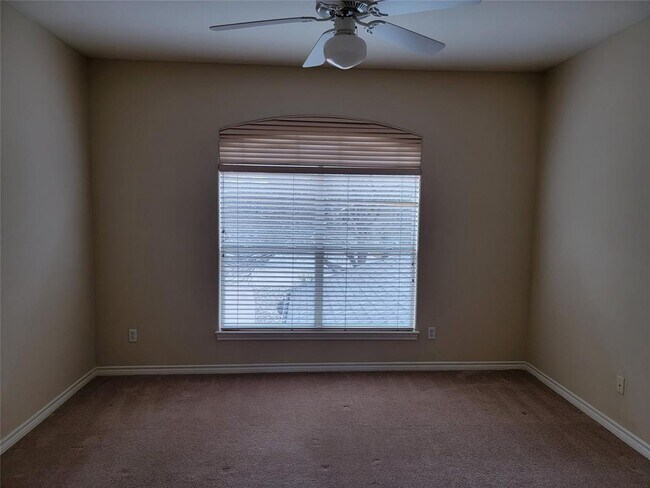 Building Photo - 404 Golf Crest Ln