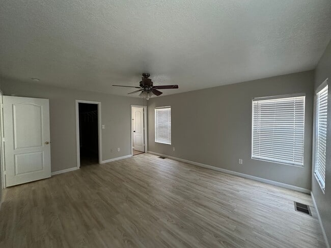 Building Photo - 3 bedroom 2.5 Bath Home in gated NE heights