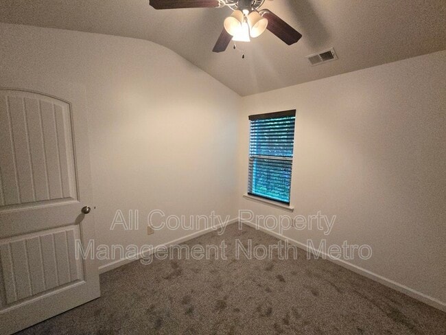 Building Photo - 417 Village View