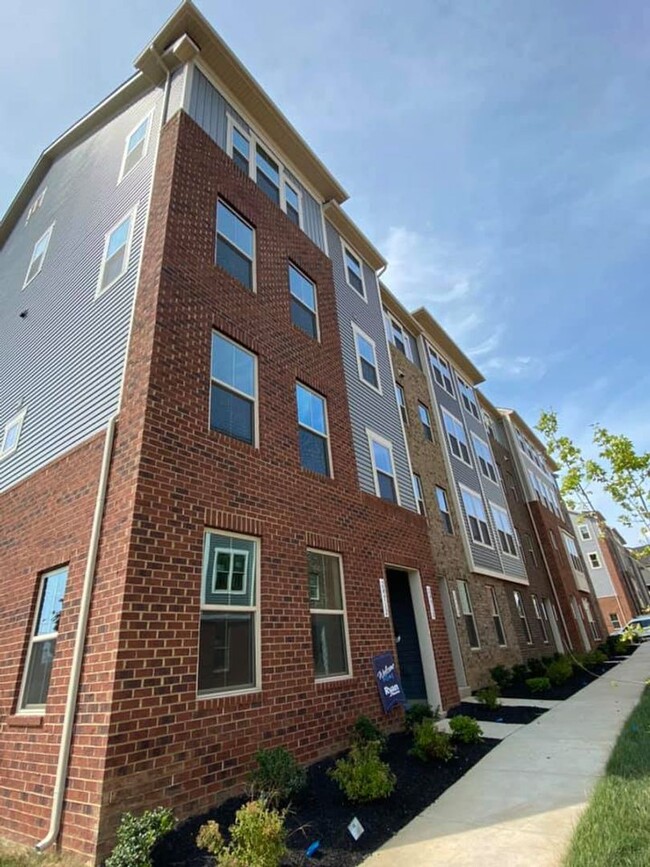 Building Photo - Immaculate & Stunning 3 Bedroom 2.5 Bathroom Brick, End-Unit Condo Style Townhome In Luxurious An...