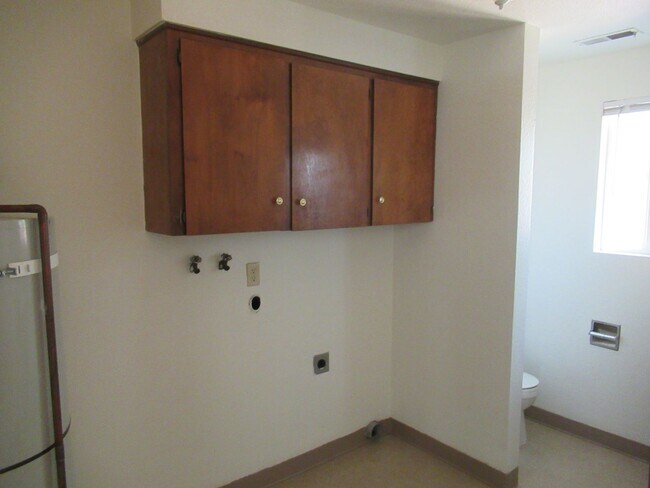 Building Photo - Nice Clean Two Bedroom w/ Private Backyard