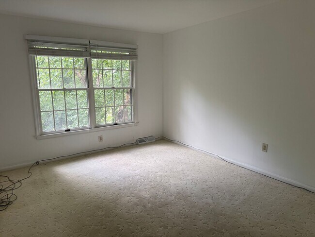 Building Photo - 102 Ravenwood Pl