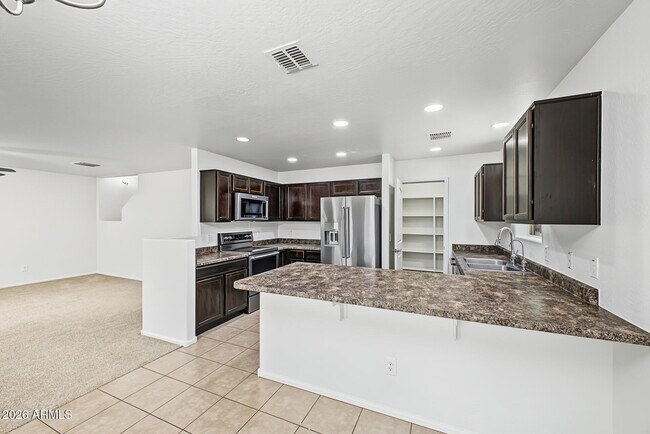 Building Photo - 6135 E Paradise Ln