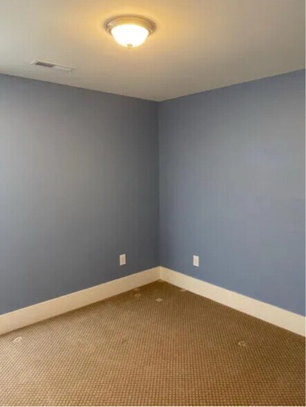 Building Photo - 22 Twin Oaks Dr