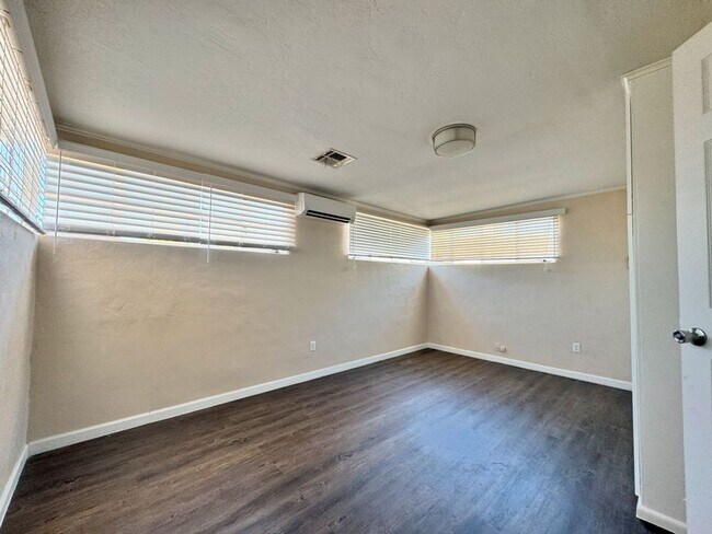 Building Photo - South Scottsdale huge corner lot 3 bedroom...