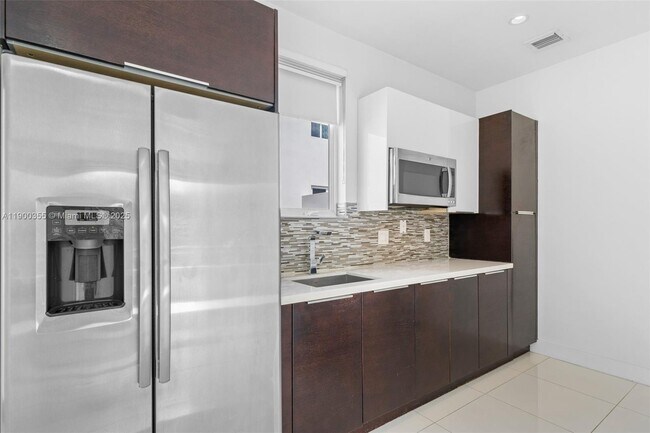 Building Photo - 6400 NW 105th Pl