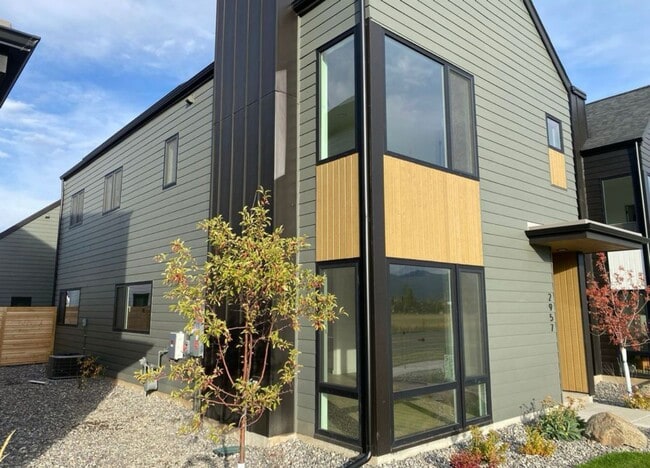 Building Photo - Single Family HOME with 3 Bedrooms 2 1/2 B...