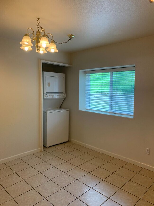 Building Photo - 607e