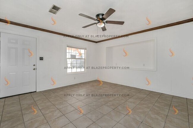 Building Photo - Beautifully Renovated 3-Bed, 1-Bath Home w...