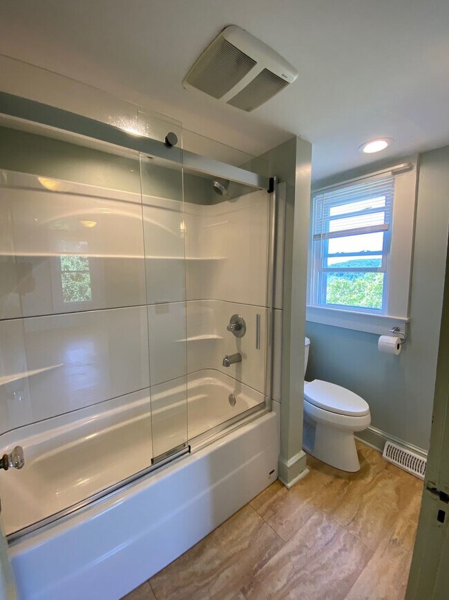 Building Photo - Woodfin - 1920's Cottage