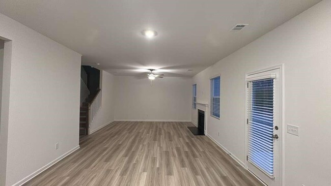 Building Photo - 576 River Run Dr