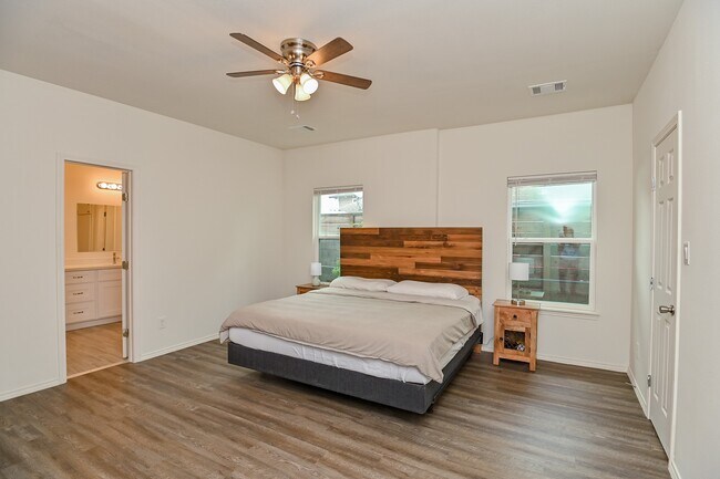 Building Photo - 1110 Louise St