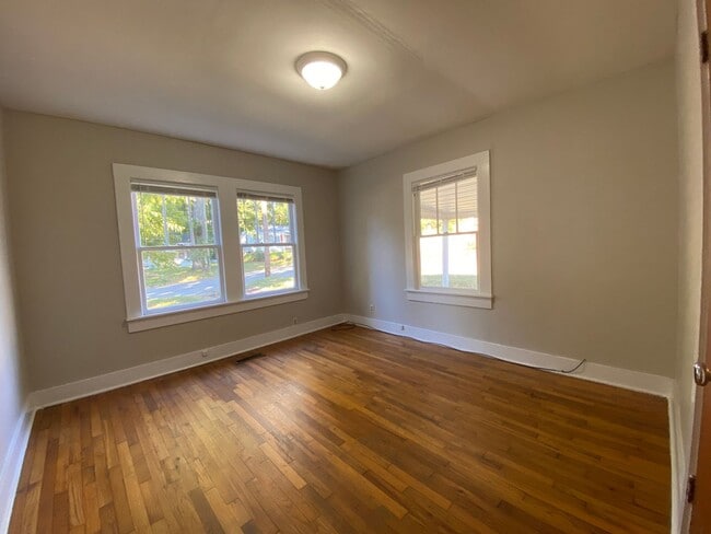 Building Photo - 210 E 28th St