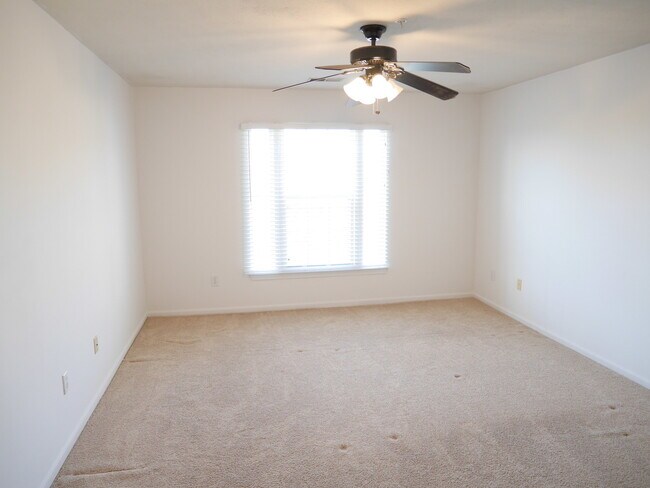 Building Photo - 2 Bedroom Condominium Located in Stonegate...