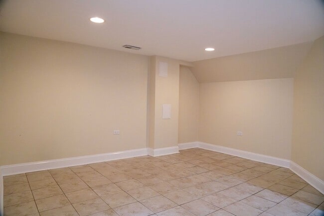 Building Photo - Gorgeous 5 Bedroom / 4 Full Bath Home along Chicago River