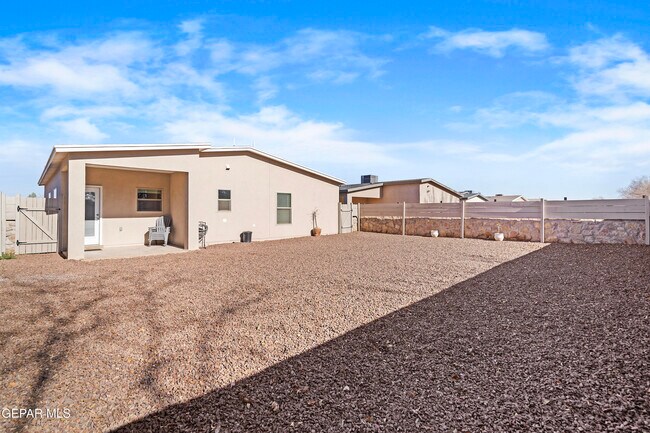 Building Photo - 444 Deserts Dr