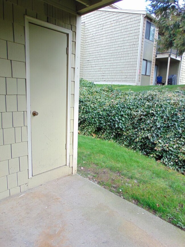 Building Photo - Beautifully Updated 2 Bedroom/2 Bath Renton Condo!