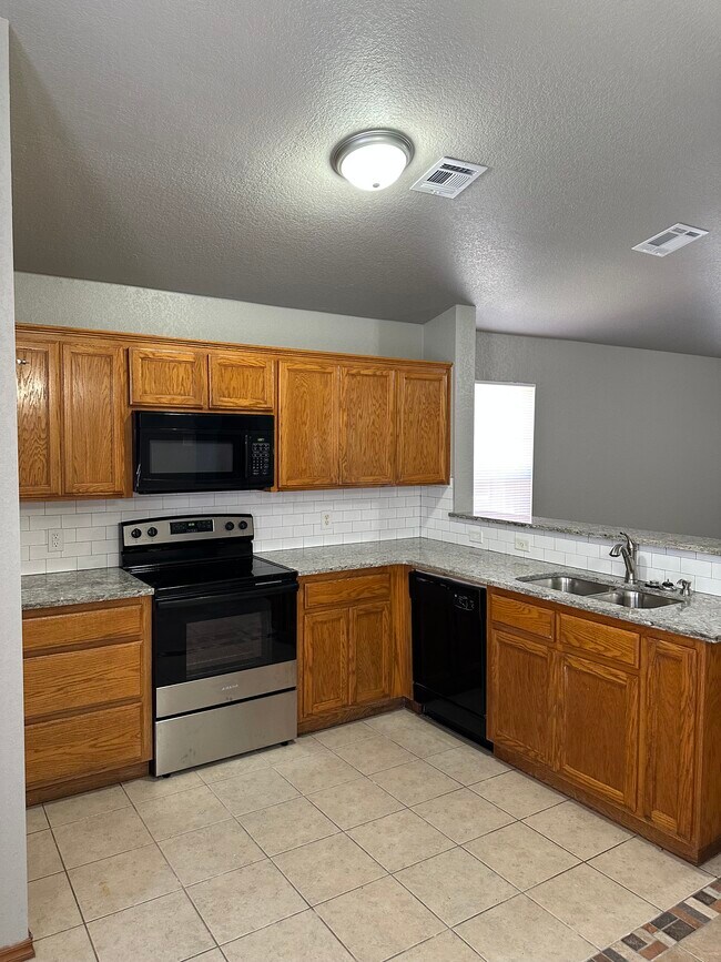 Building Photo - 2004 Cloverdale Ln