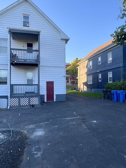 Building Photo - 271 Holcomb St