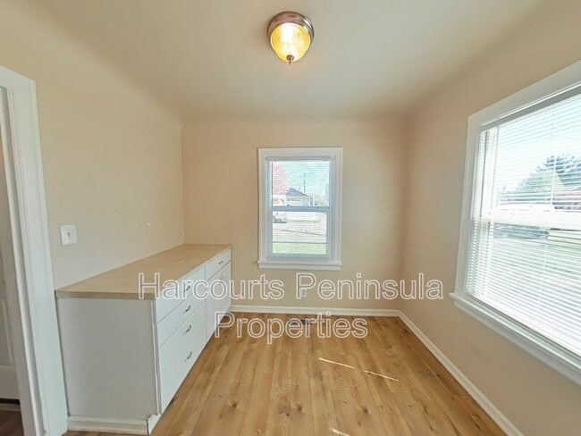 Building Photo - 1011 N Rainier Ave