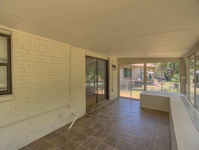 Building Photo - Charming 3 bedroom, 1.5 bath single-family home in a quiet northwest Oklahoma City neighborhood