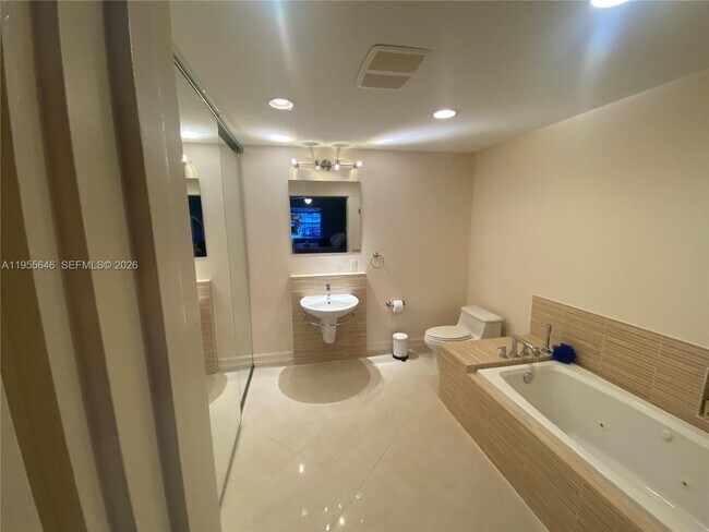 Building Photo - 6471 Bay Club Dr