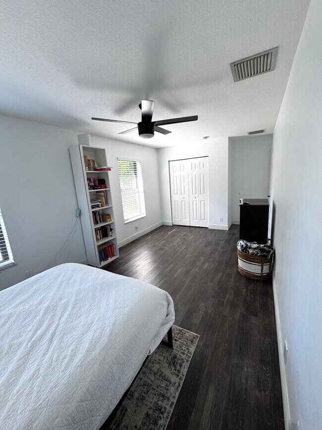 Building Photo - 1146 NE Coy Senda