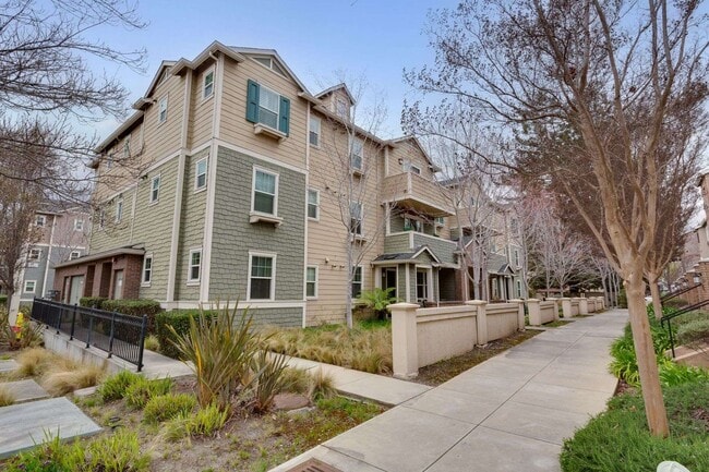 Building Photo - Stunning Top-Floor Condo with Open Layout,...