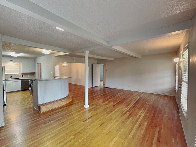 Building Photo - 4124 Lovell Ave