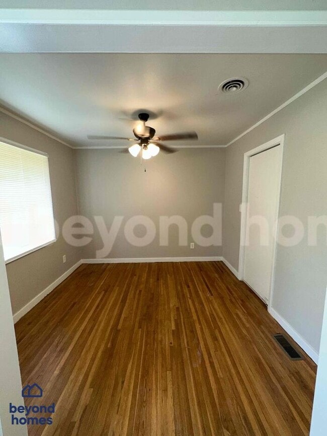 Building Photo - Spacious 3-bedroom, 1.5-bath home availabl...