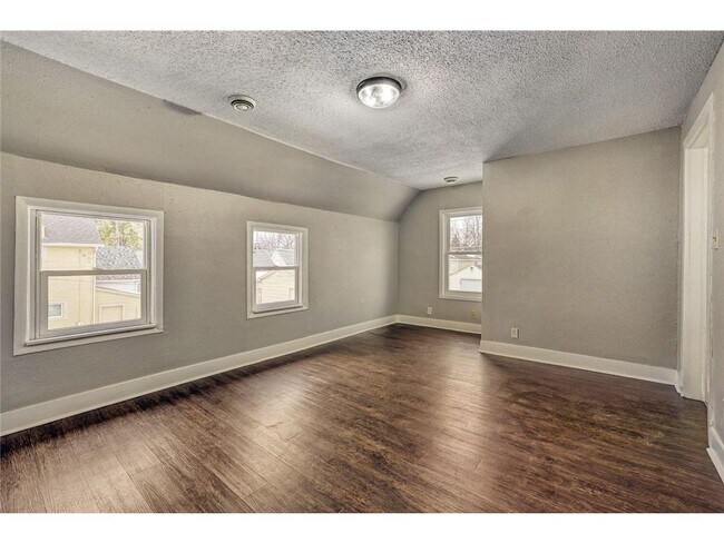 Building Photo - 911 Sims Ave