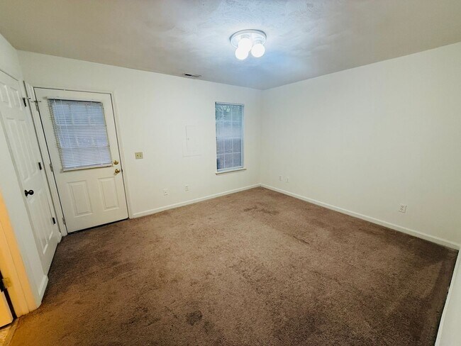 Building Photo - 882 Patrick Henry Dr
