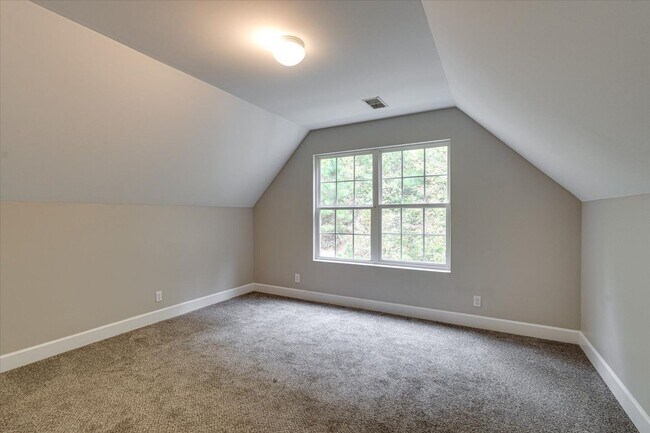 Building Photo - Charming 3-Bed / 2-Bath Home