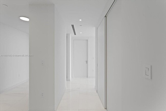 Building Photo - 300 Biscayne Blvd Way