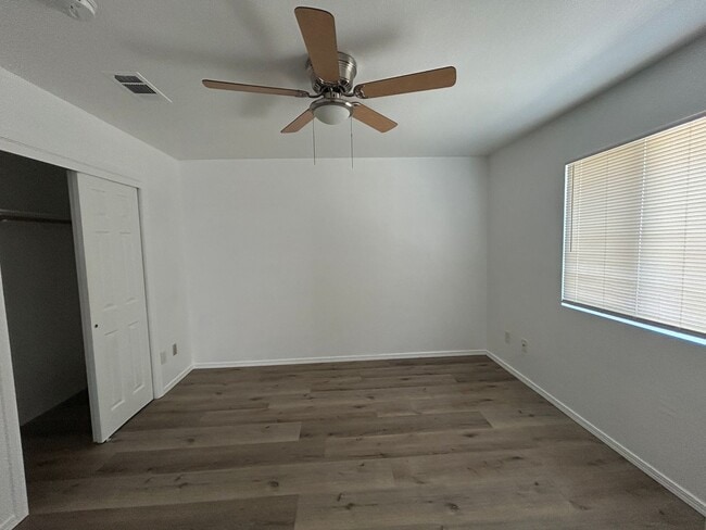 Building Photo - Hard to find 3 bedroom 2 bath apartment central Hanford