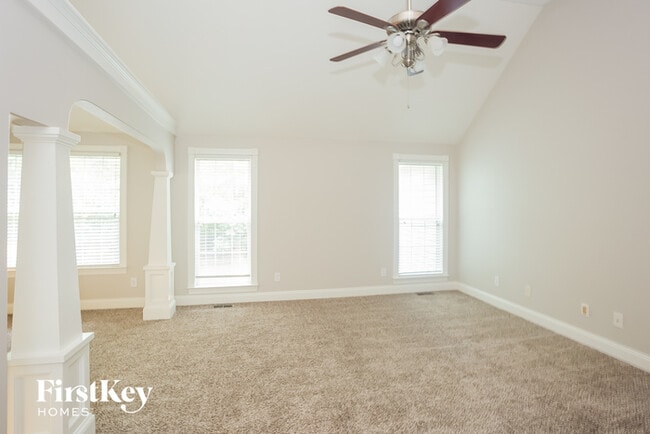 Building Photo - 472 Riverglen Dr NW