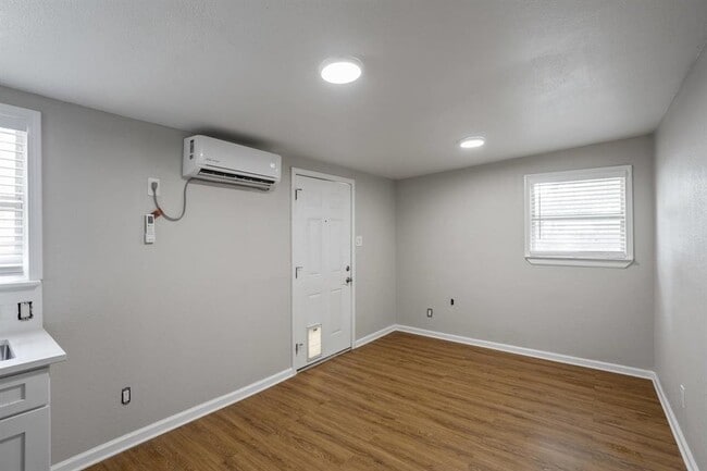Building Photo - 506 W Grady Dr