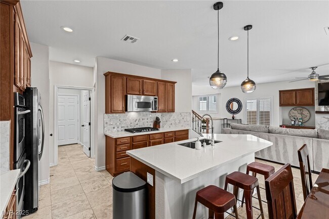 Building Photo - 275 Spectacular St