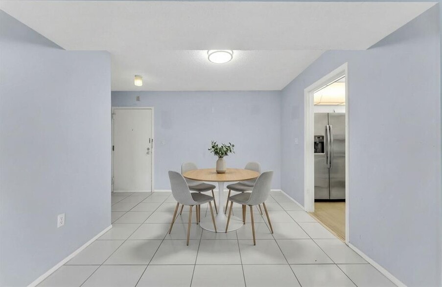 Building Photo - 4172 Inverrary Dr