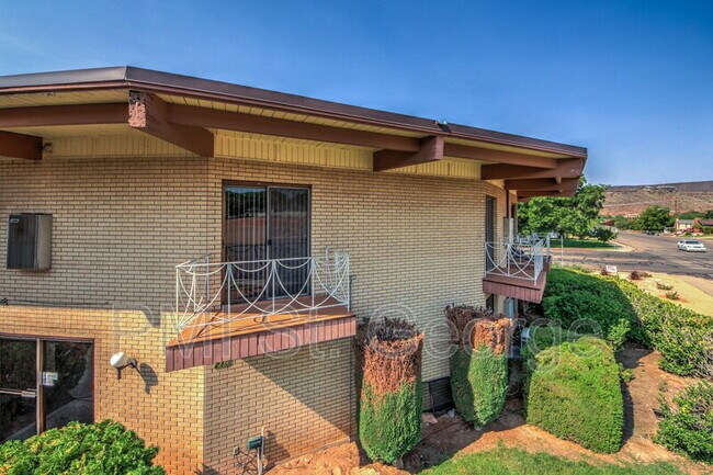 Building Photo - 210 E 600 S