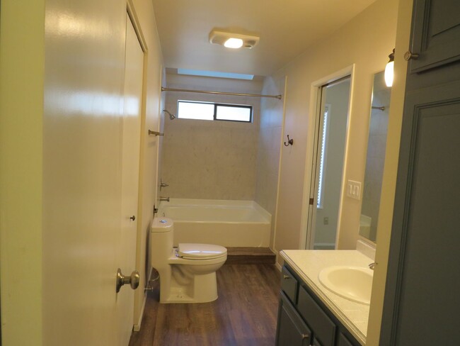 Building Photo - South Rose Hill Spacious updated Condo w/V...