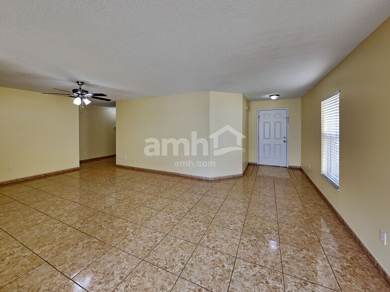 Building Photo - 3049 Holland Dr