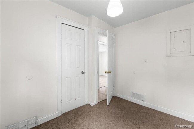 Building Photo - 125 E Brickley Ave