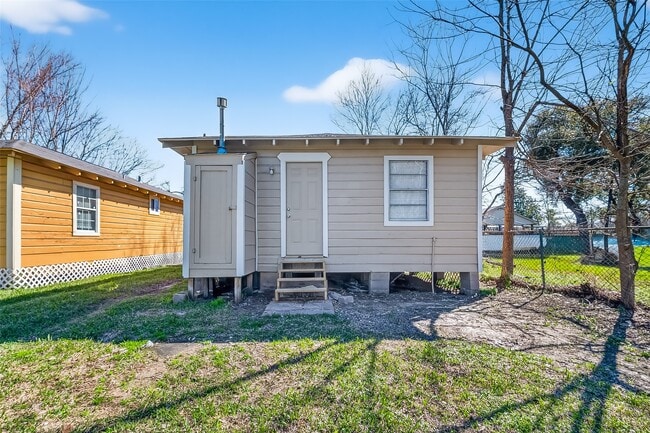 Building Photo - 3807 Love St