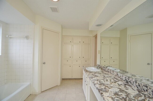 Building Photo - 4811 Wind Chimes Dr